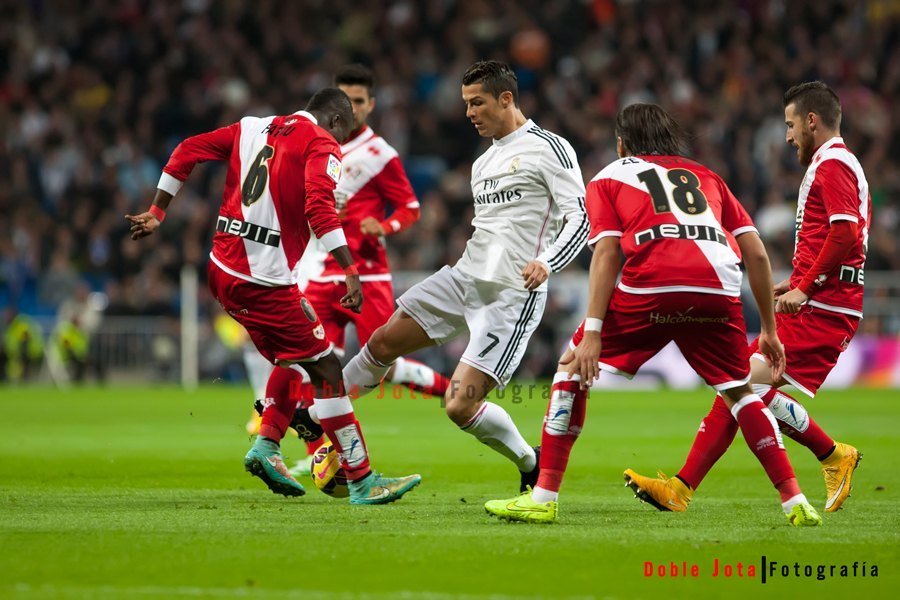 Cristiano Ronaldo, regateando a varios jugadores